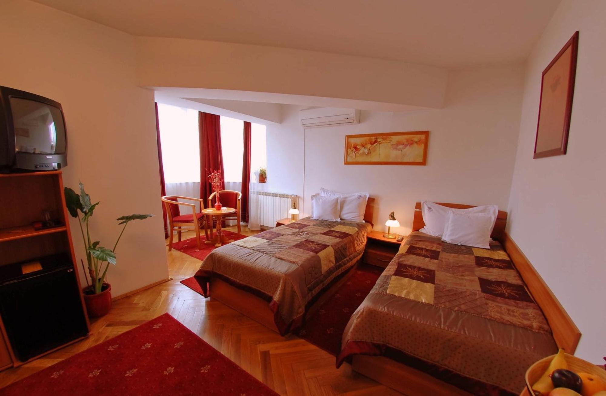Villa-Hotel Escala Cluj Napoca Bagian luar foto